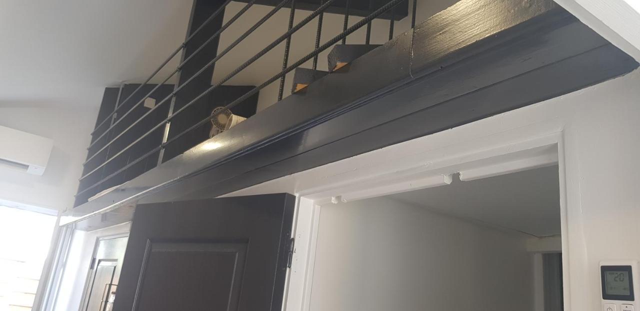 Avec Mezzanine